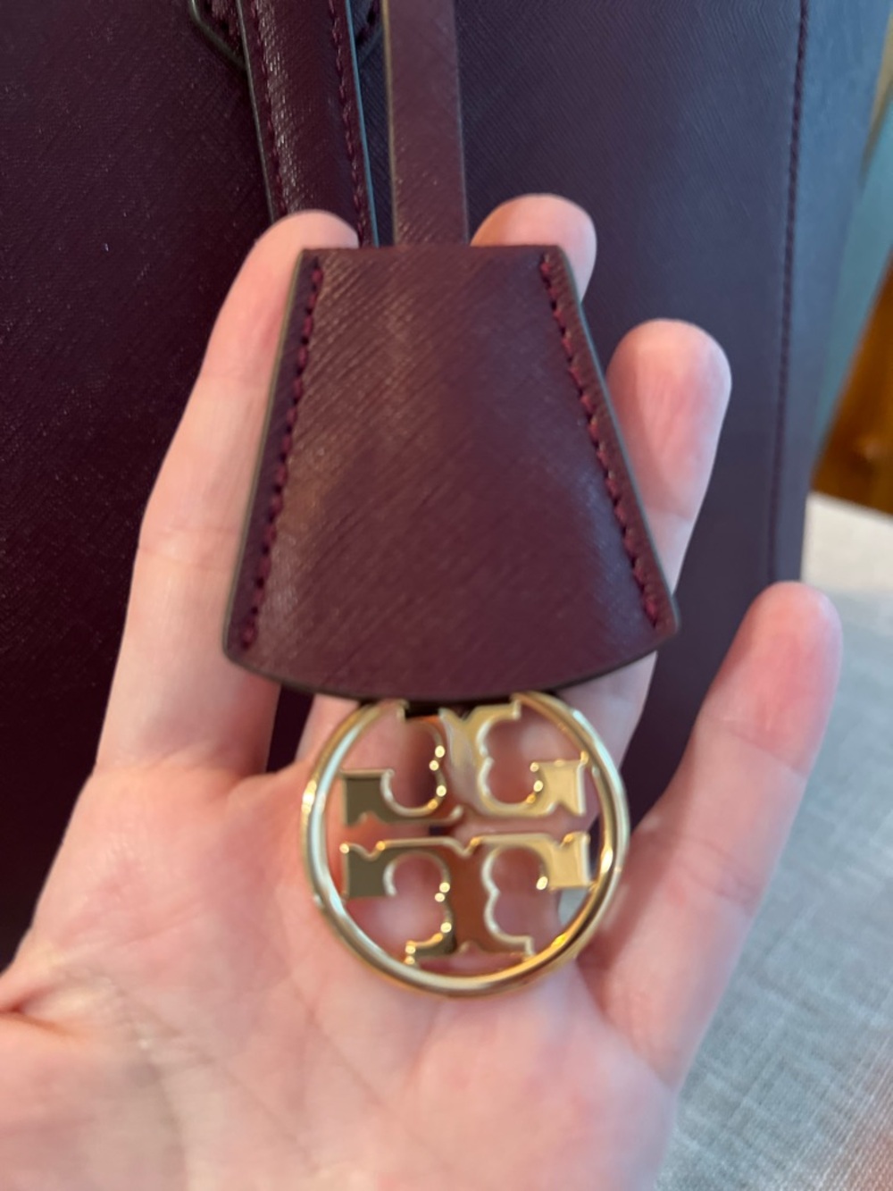 ⭐️ Tory Burch Burgundy Saffiano Leather Tote Bag Large Gold Logo Structured - Picture 5 of 12
